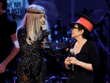 82 ετών η Yoko Ono, δείτε την με την απίθανη Lady Gaga
