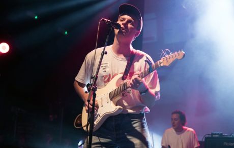 O Mac DeMarco τραγουδά Billy Joel, karaoke 