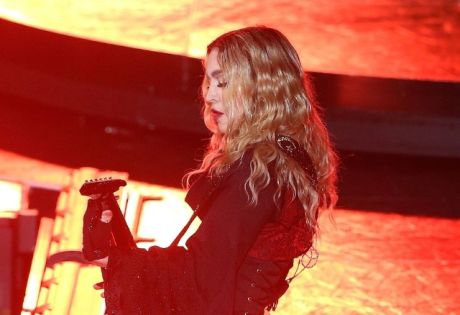 H Madonna υπόσχεται στοματικό σεξ σε όποιον ψηφίσει την Clinton...