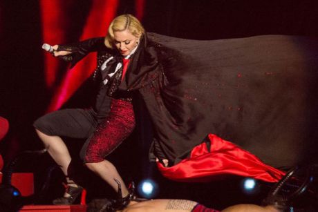 Αντιδράσεις προκάλεσε η πτώση της Madonna στα Brit Awards.. 