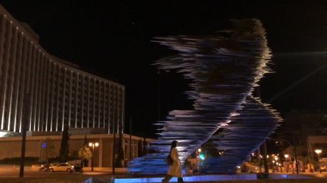 ENTER: Ένα σκούτερ στη Σεούλ, χορός στις γέφυρες της Γενεύης, ένα άβαταρ σε ρόλο εικονικού μέντιουμ, ένας φόρος τιμής σε τοπόσημα της Αθήνας...