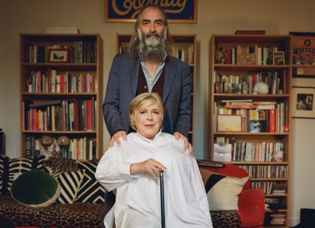 H Marianne Faithfull γλύτωσε από τον κορονοϊό, αλλά δεν μπορεί να τραγουδήσει πια
