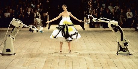 Κριτική του ντοκυμαντέρ «McQueen», για τη ζωή του «κακού παιδιού της μόδας» Alexander McQueen...