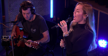 H Miley Cyrus τραγουδάει Ariana Grande