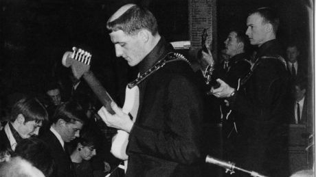 Η αληθινή ιστορία των Monks, σίγουρα είναι πιο παράξενη από ότι ένας σκανδαλοθήρας δημοσιογράφος θα μπορούσε να φανταστεί...