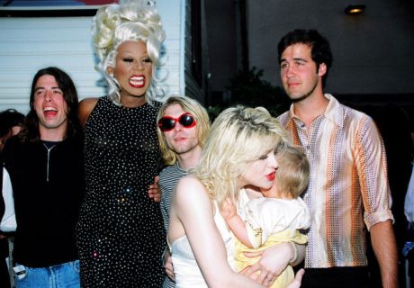 Kurt Cobain, Dave Grohl αγκαλιά με την (τον) RuPaul