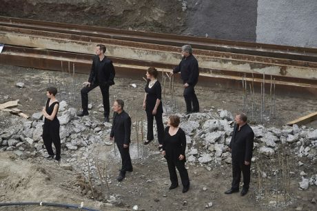 Έξι νέοι συνθέτες της Μεσογείου ντύνουν τις φωνές του Neue Vocalsolisten Stuttgart για να ακουστούν δυνατά από τη Διπλάρειο...