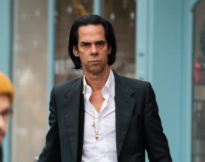 O Nick Cave απαντά σε ερώτηση γιατί δεν γράφει στην εποχή μας τραγούδια διαμαρτυρίας 