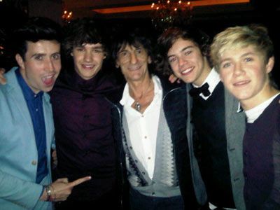 O Ronnie Wood των Rolling Stones παίζει με τους One Direction