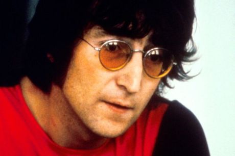 Στο σφυρί τα στρογγυλά γυαλιά ηλίου του John Lennon