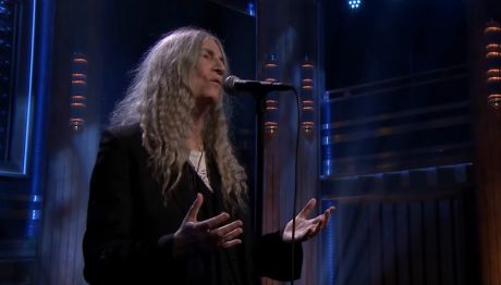 H Patti Smith τραγουδά Neil Young στον Jimmy Fallon