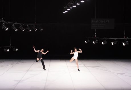 Στέγη και «Πρακτική Εγκυκλοπαίδεια, Αποκλίσεις»: Η Λενιώ Κακλέα ανιχνεύει, μέσα από το σώμα, το σύγχρονο κοινωνικό τοπίο της Ευρώπης