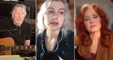 Roger Waters τραγουδούν στην μνήμη του John Prine