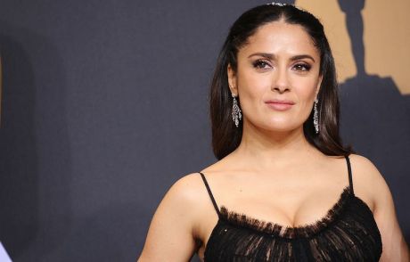 Η Salma Hayek απογειώνει τις 50αρες γυναίκες και ποζάρει στο Instagram