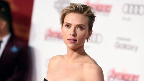 Η Scarlett Johansson διαβάζει στο ραδιόφωνο μαζί με τον Mike O'Brien