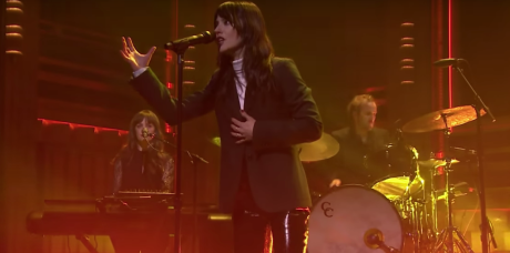 H Sharon Van Etten στον Jimmy Fallon