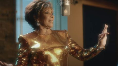 85 ετών η Shirley Bassey τραγουδά στα BAFTA το Diamonds Are Forever