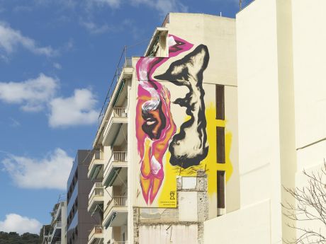 Η Στέγη του Ιδρύματος Ωνάση παρουσιάζει την τοιχογραφία «Wave» της Σοφίας Στεβή στην πλατεία Μαβίλη