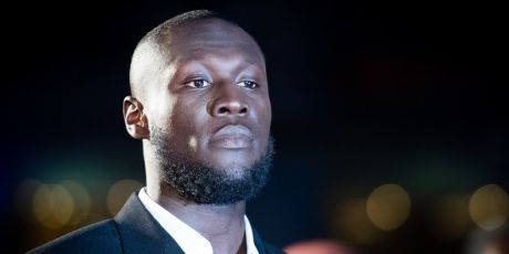 O Stormzy στον Jimmy Fallon με το Crown