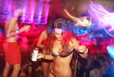 Έχει φασαρία στο πάρτι και δεν ακούει κανείς....