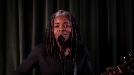 Σπάνια εμφάνιση της Tracy Chapman για στήριξη του Biden