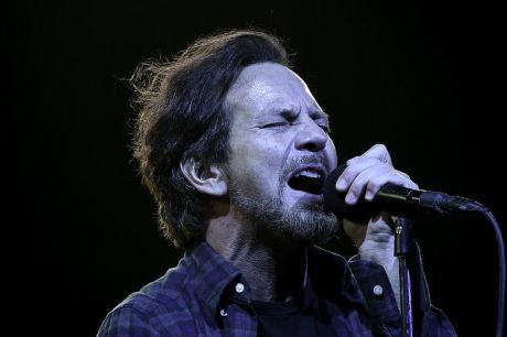 Eddie Vedder με τους The Strokes στα “Hard to Imagine” και “Juicebox”