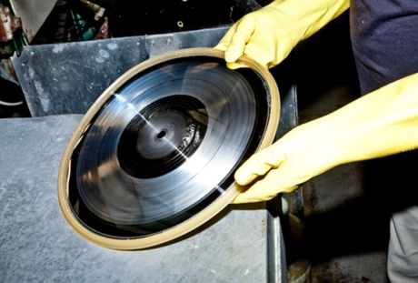 Ένα νέο εργοστάσιο βινυλίου ανοίγει στο Λίβερπουλ!