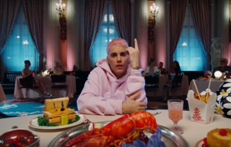 Ο Justin Bieber δίνει οδηγίες στους φίλους του πώς να κλέβουν στα Streaming για να πάει Νο 1