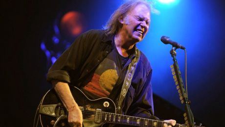 Μετά τον Dylan και ο Neil Young πούλησε το 50% των τραγουδιών του