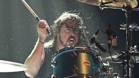 O Dave Grohl διασκευάζει Clash το “Train in Vain” μαζί με τον Greg Kurstin