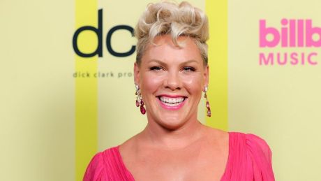 P!nk η γυναίκα που παίχτηκε περισσότερο στο ραδιόφωνο στην Αγγλία στον 21ο αιώνα