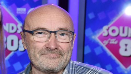 Έπεσε, κτύπησε, ανέβαλε τις συναυλίες ο Phil Collins