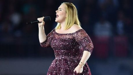 Ζημιά στις φωνητικές χορδές ανάγκασε την Adele να αναβάλλει 2 εμφανίσεις 