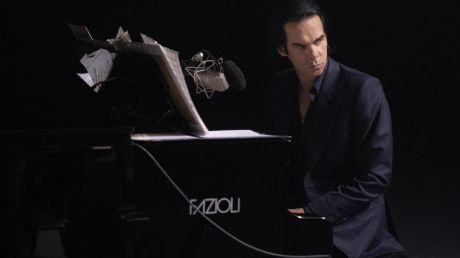 O Nick Cave στο Alexandra Palace, μόνος με το πιάνο του