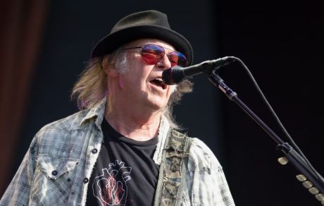 O Neil Young δεν θα κάνει εμφανίσεις μέχρι να νικηθεί ο Covid 19