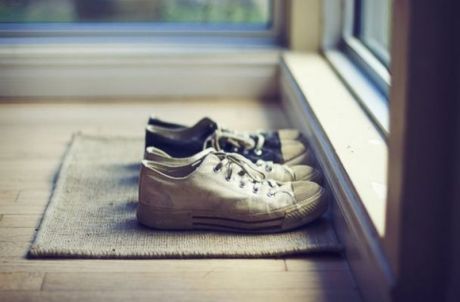 Έρευνα: Γιατί δεν πρέπει να φοράμε τα παπούτσια μας μέσα στο σπίτι