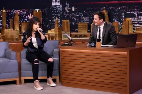 H Alessia Cara μιμείταιAriana Grande, Nicki Minaj & Lorde