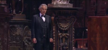 O Andrea Bocelli πριν λίγες ώρες σε καθεδρικό ναό του Μιλάνου