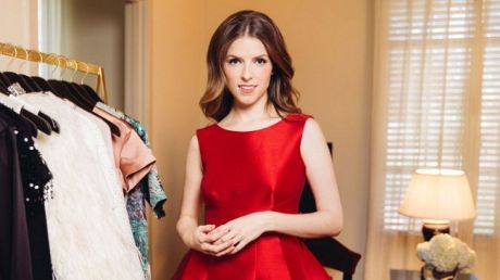 H Anna Kendrick δημοσιοποιεί ότι σκέφτεται..