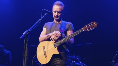 O Sting 'άνοιξε' το Bataclan 1 χρόνο μετά την επίθεση