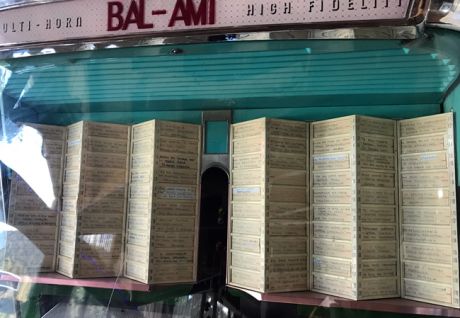 Ένα jukebox στην Αρβανίτσα με αγαπημένα Ελληνικά λαϊκά τραγούδια...