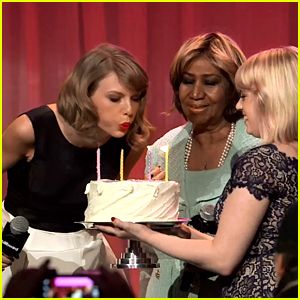 H Aretha Franklin τραγουδά το Happy Birthday στην Taylor Swift