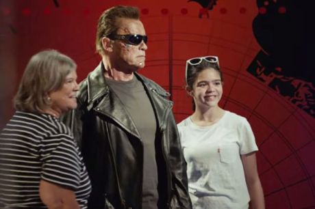 Ο Arnold Schwarzenegger τρομάζει επισκέπτες στο μουσείο Madame Tussauds