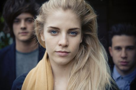 Ο Κώστας Πέππας κλείνει το μάτι στην Hannah Reid