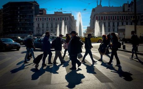 Ανεργία.  Ενα σημαντικό μέρος τής νεολαίας μας είναι στο εξωτερικό και εκεί θα γεράσει 