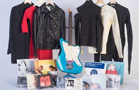 Οι Placebo βγάζουν σε δημοπρασία σπάνια αντικείμενα τους...