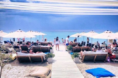 Από νεαρό που πήγε σε συναυλία σε beach bar της Χαλκιδικής μεταδόθηκε ο ιός σε οίκο ευγηρίας