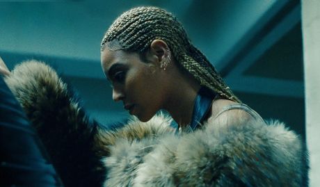 Έρευνα: η ποπ μουσική γίνεται πιο θλιβερή αλλά και πιο χορευτική...