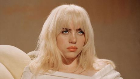 Η Billie Eilish πούλησε τα περισσότερα βινύλια για τα τελευταία 30 χρόνια, μετά την Taylor Swift που έχει το ρεκόρ 