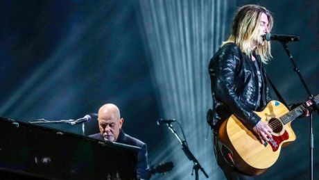 Billy Joel με τον τραγουδιστή των Goo Goo Dolls, John Rzeznik στο Iris